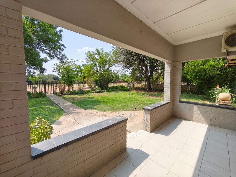 FOR SALE – 4-Bedroom Home with 2 Income-Generating Flats! - Photo 3