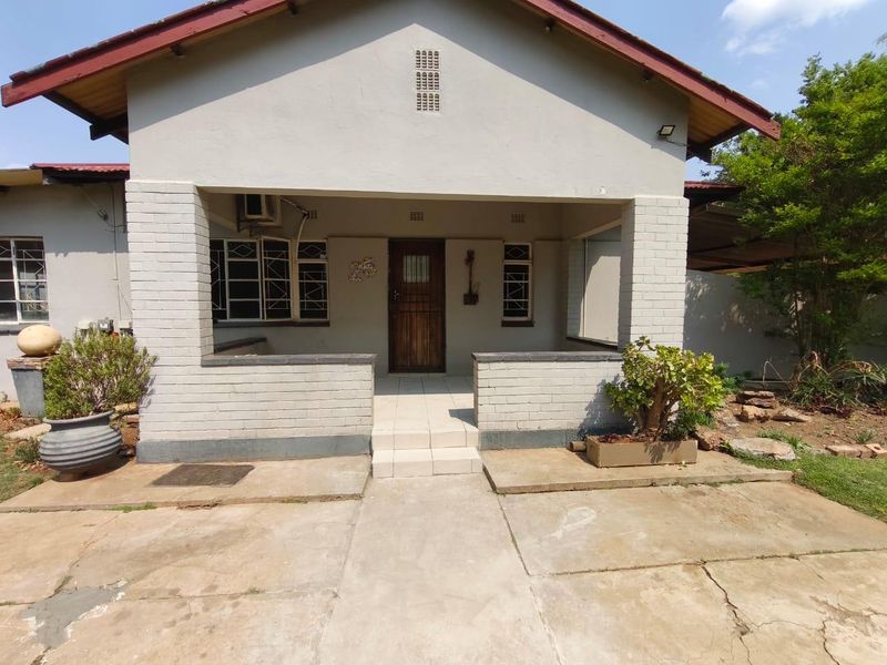 FOR SALE – 4-Bedroom Home with 2 Income-Generating Flats! - Photo 2
