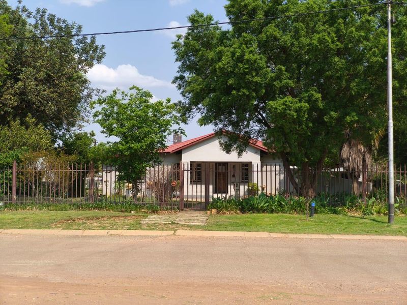 FOR SALE – 4-Bedroom Home with 2 Income-Generating Flats! - Photo 1