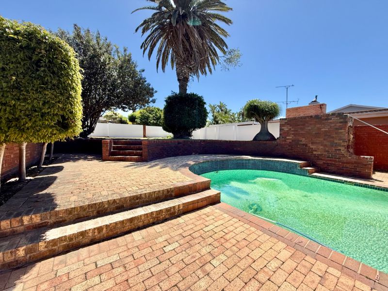 A showpiece of a family home with entertainment  - Photo 4