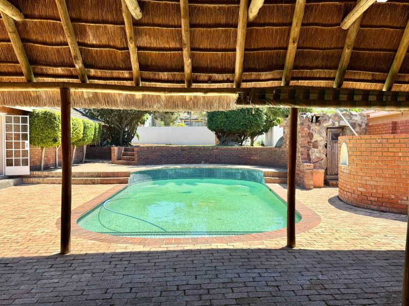 A showpiece of a family home with entertainment  - Photo 9