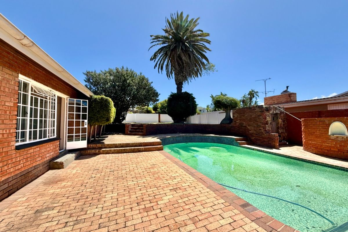 A showpiece of a family home with entertainment  - Photo 3