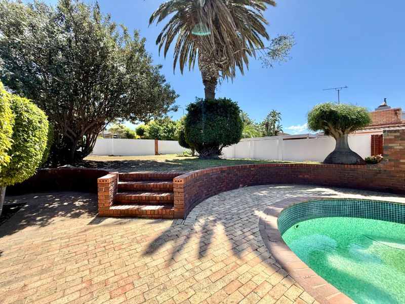 A showpiece of a family home with entertainment  - Photo 5