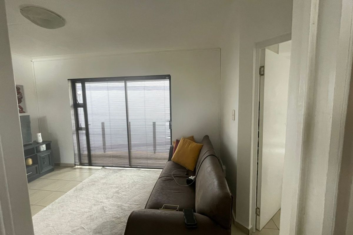 Spacious Top-Floor 2-Bedroom Apartment for Sale - Photo 5