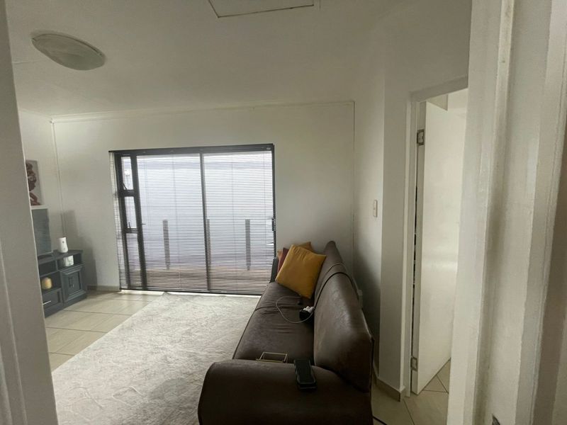 Spacious Top-Floor 2-Bedroom Apartment for Sale - Photo 5