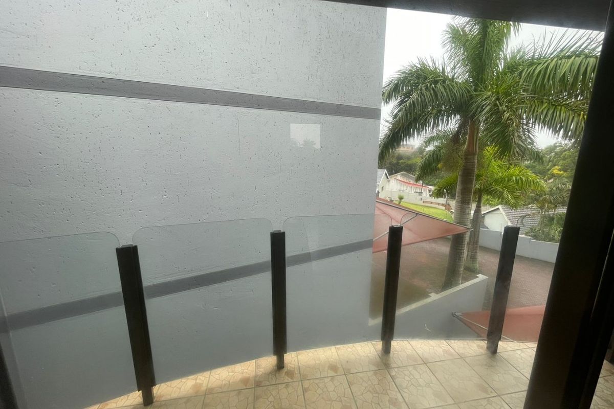 Spacious Top-Floor 2-Bedroom Apartment for Sale - Photo 4