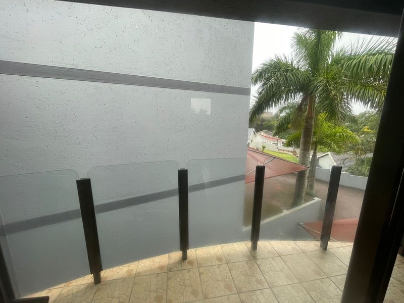 Spacious Top-Floor 2-Bedroom Apartment for Sale - Photo 4