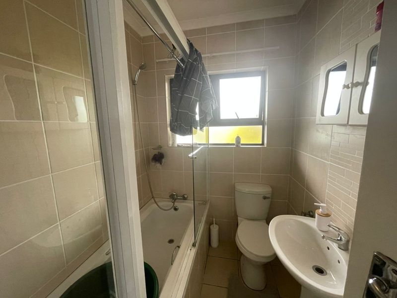 Spacious Top-Floor 2-Bedroom Apartment for Sale - Photo 10