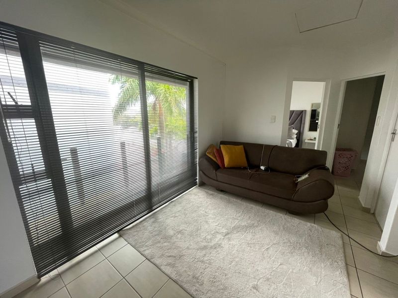 Spacious Top-Floor 2-Bedroom Apartment for Sale - Photo 2