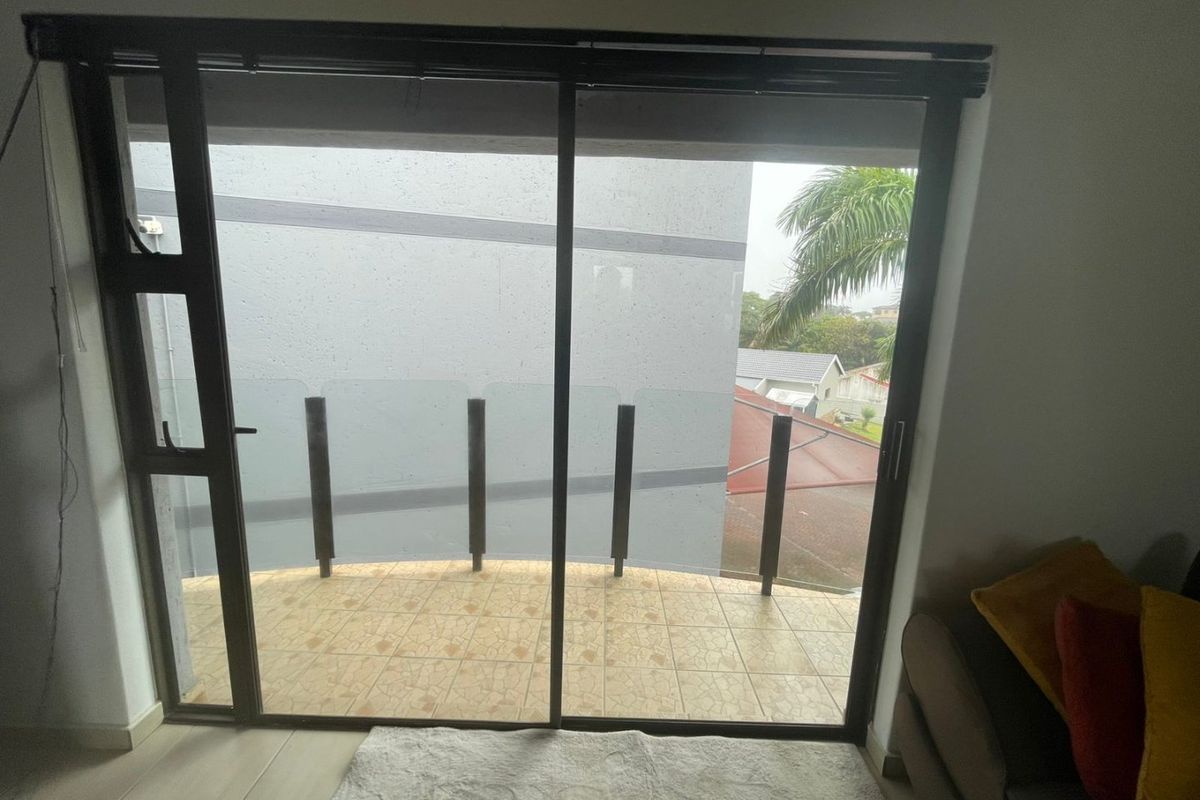 Spacious Top-Floor 2-Bedroom Apartment for Sale - Photo 3