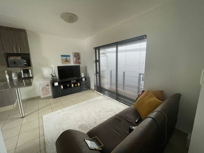 Spacious Top-Floor 2-Bedroom Apartment for Sale - Photo 1