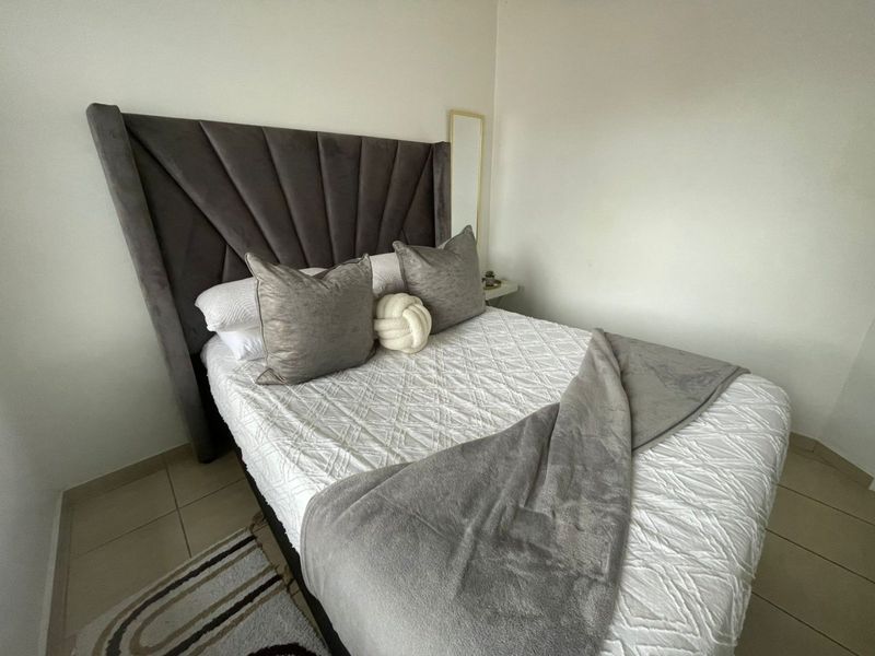 Spacious Top-Floor 2-Bedroom Apartment for Sale - Photo 8