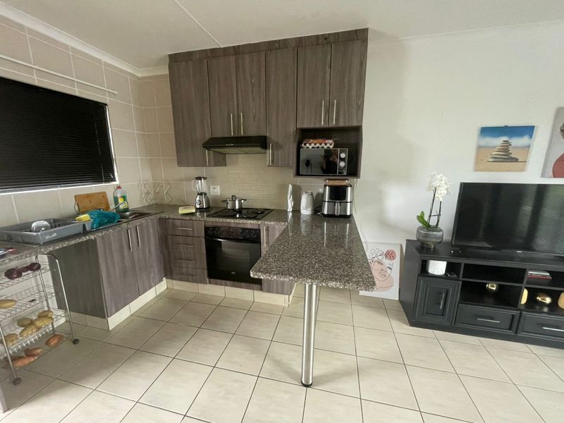 Spacious Top-Floor 2-Bedroom Apartment for Sale - Photo 6