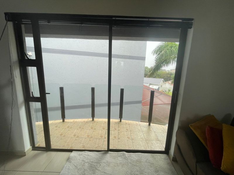 Spacious Top-Floor 2-Bedroom Apartment for Sale - Photo 3