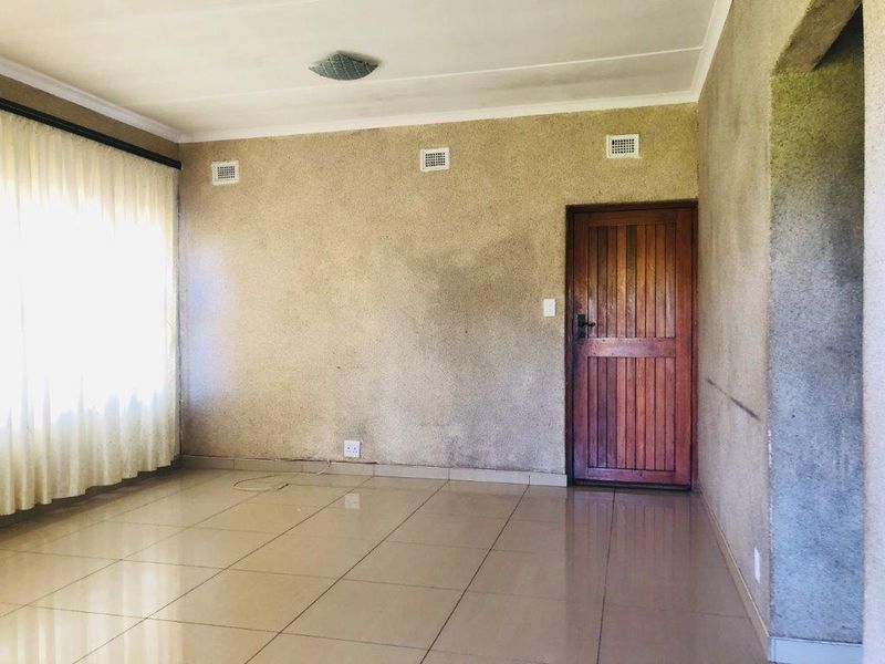 Large 4 Bedroom Home With So Much Potential  - Photo 5