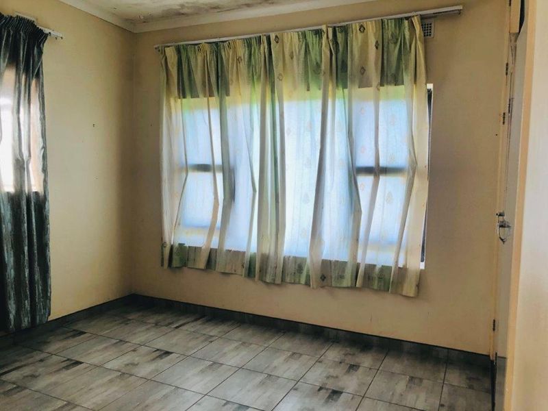 Large 4 Bedroom Home With So Much Potential  - Photo 9