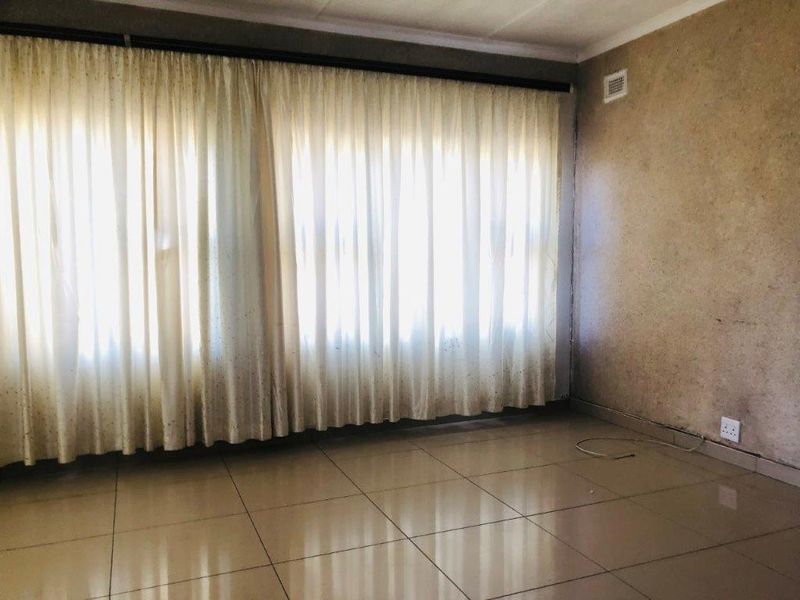 Large 4 Bedroom Home With So Much Potential  - Photo 6