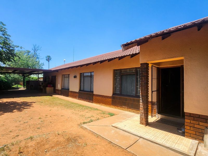 A spacious 4-bedroom family home with 3 bathrooms, multiple living areas, an enclosed lapa, and a sparkling swimming pool—perfect for comfortable family living and entertaining. - Photo 2