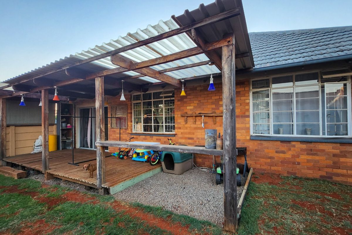 A charming 2-bedroom home full of character, with a single garage, carport, and everything you need for comfortable, easy living. - Photo 3