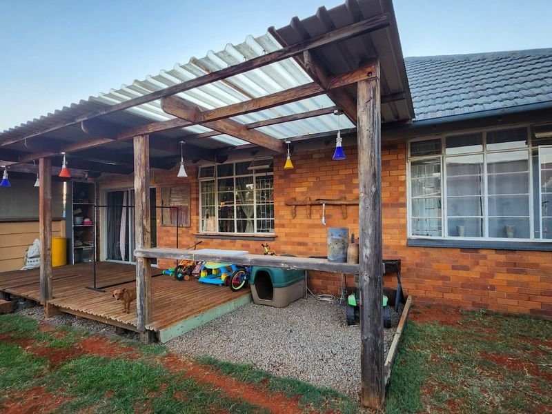 A charming 2-bedroom home full of character, with a single garage, carport, and everything you need for comfortable, easy living. - Photo 3