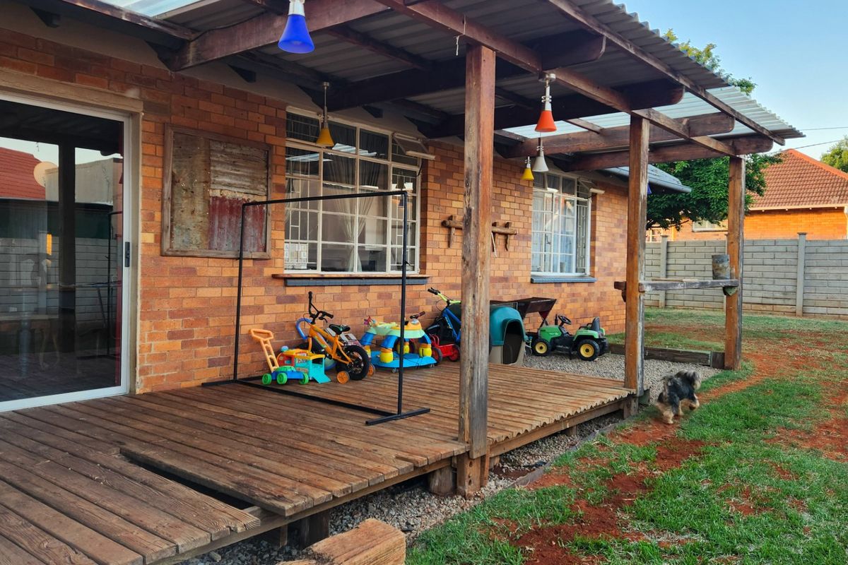 A charming 2-bedroom home full of character, with a single garage, carport, and everything you need for comfortable, easy living. - Photo 4