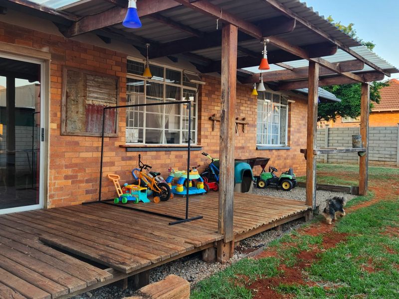 A charming 2-bedroom home full of character, with a single garage, carport, and everything you need for comfortable, easy living. - Photo 4