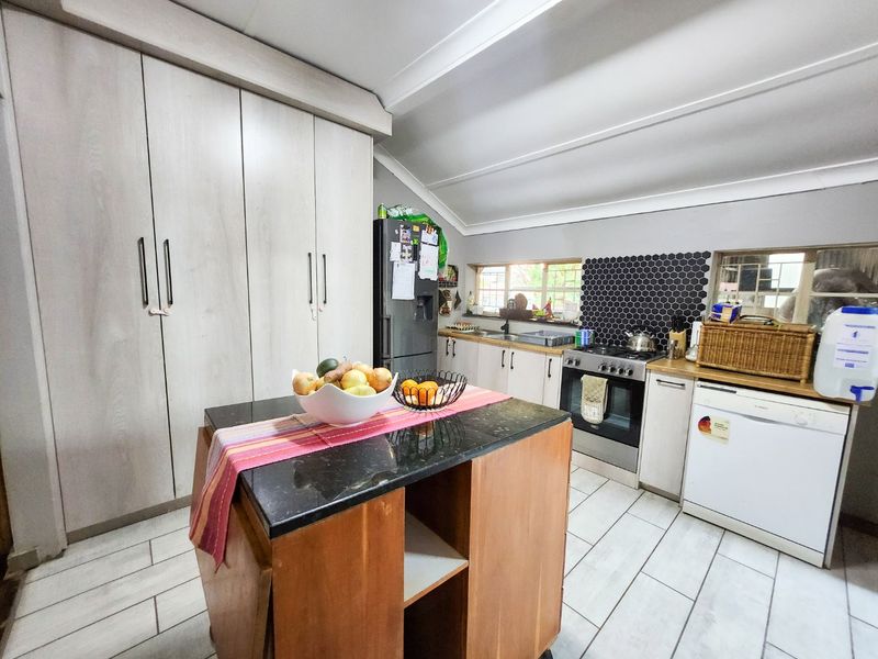 A charming 2-bedroom home full of character, with a single garage, carport, and everything you need for comfortable, easy living. - Photo 10