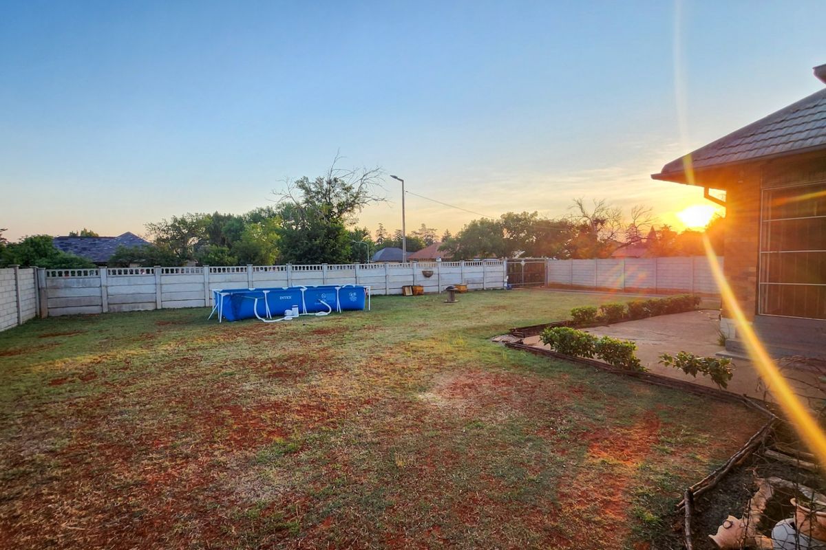A charming 2-bedroom home full of character, with a single garage, carport, and everything you need for comfortable, easy living. - Photo 5
