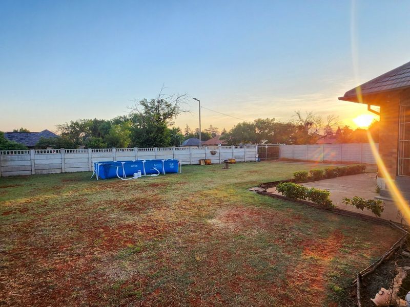 A charming 2-bedroom home full of character, with a single garage, carport, and everything you need for comfortable, easy living. - Photo 5