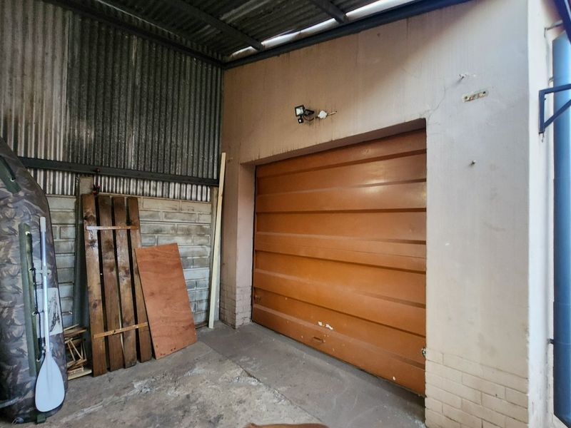 A charming 2-bedroom home full of character, with a single garage, carport, and everything you need for comfortable, easy living. - Photo 9