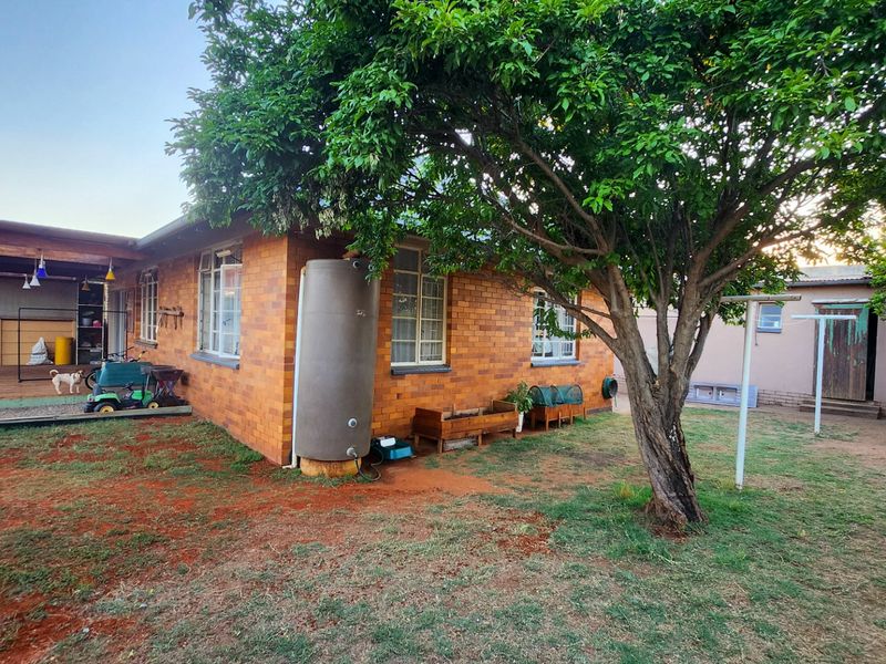 A charming 2-bedroom home full of character, with a single garage, carport, and everything you need for comfortable, easy living. - Photo 7