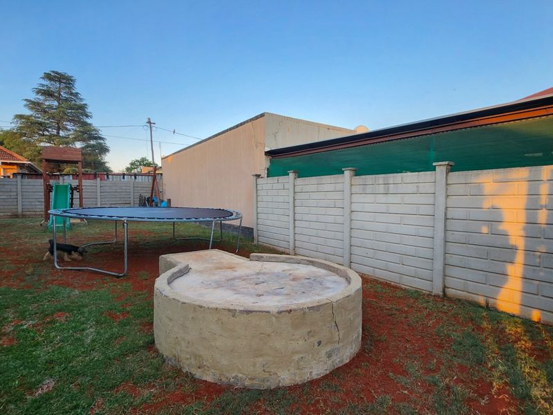 A charming 2-bedroom home full of character, with a single garage, carport, and everything you need for comfortable, easy living. - Photo 6