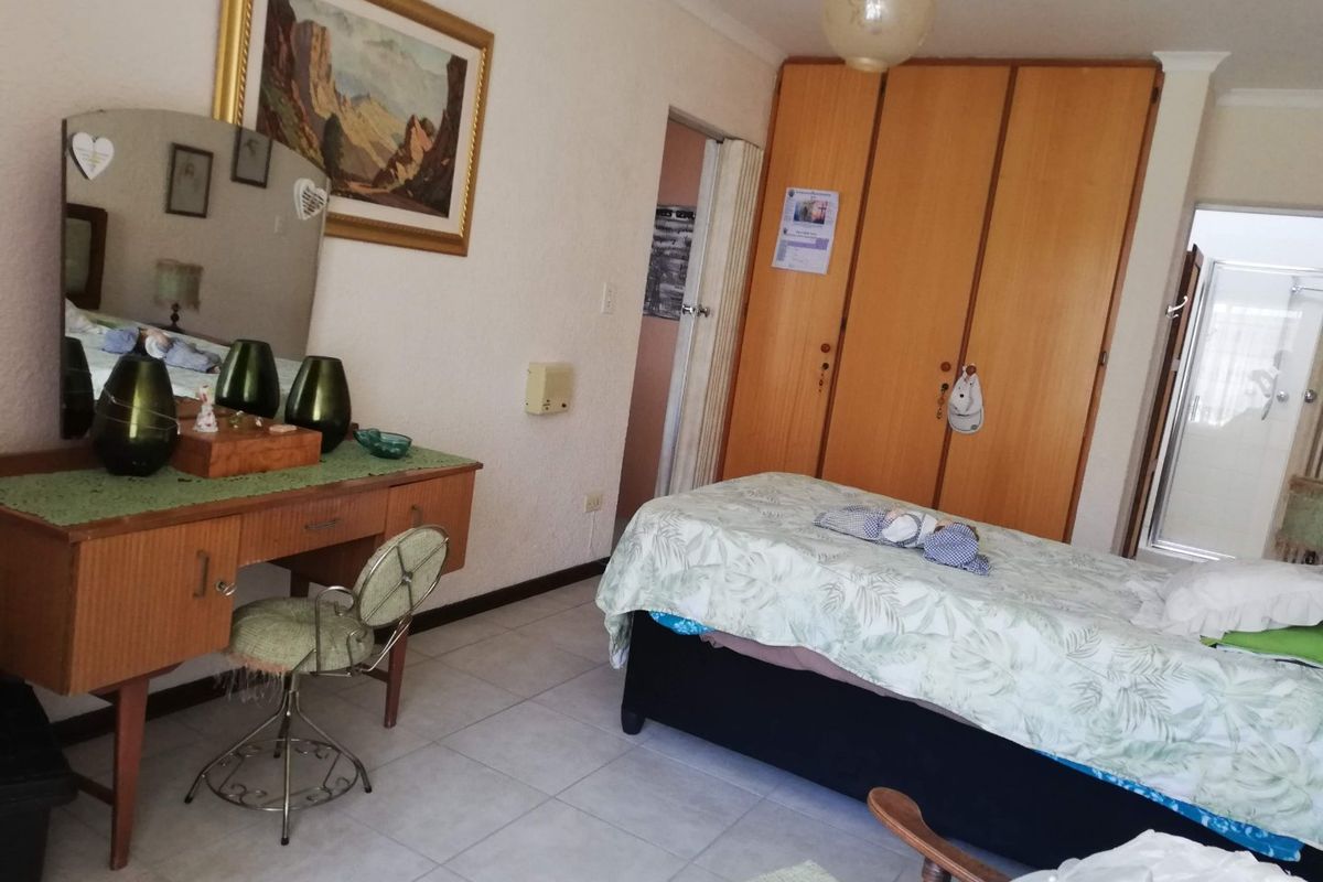 Charming 1-Bedroom Unit in a Peaceful Retirement Village - Photo 5