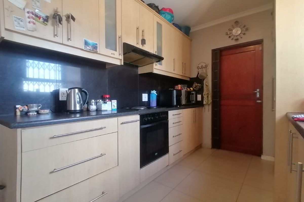 PERFECT LOCATION, PERFECT PRICE AND PERFECT SIZE - Photo 3