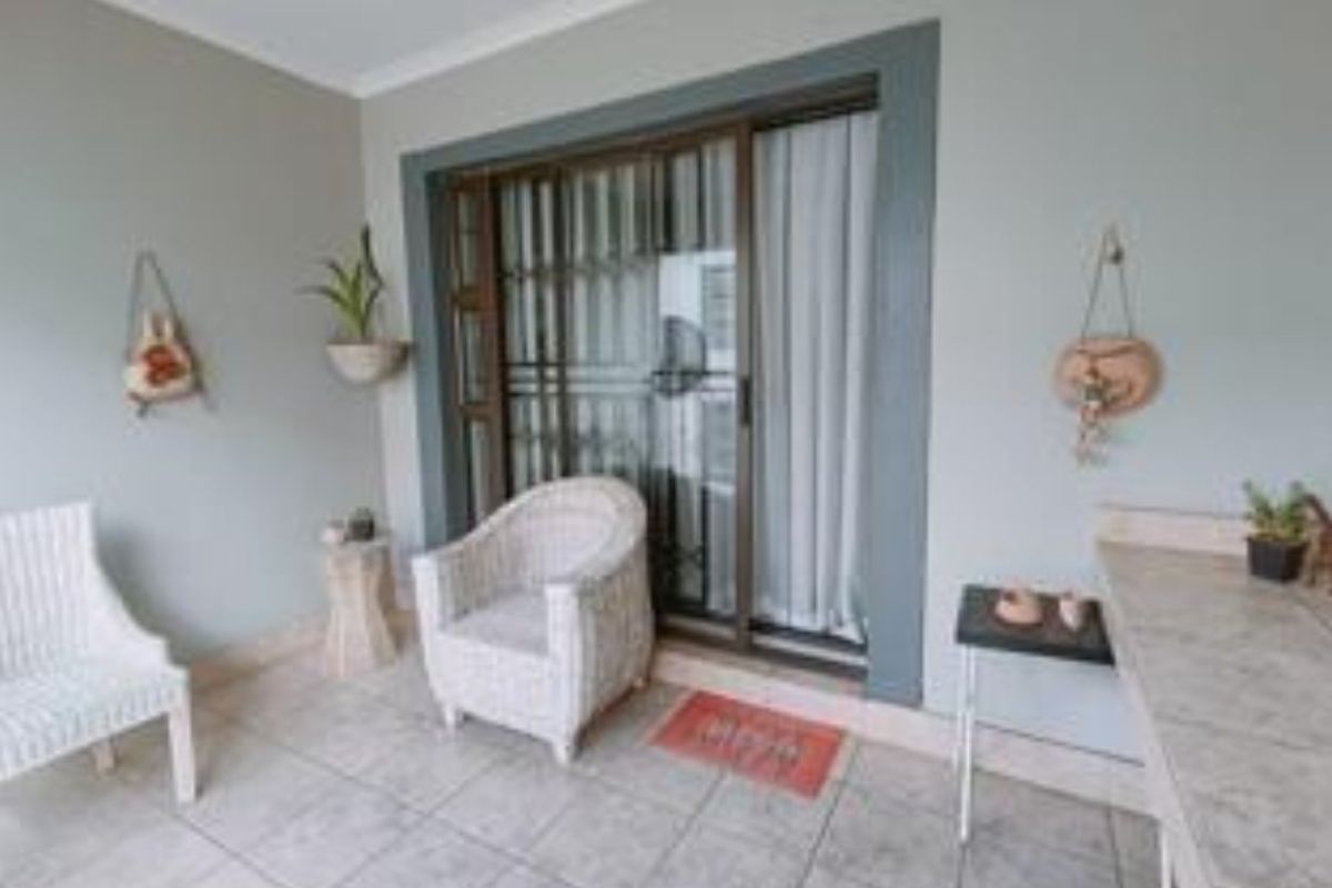 Modern 2-Bedroom Townhouse in Secure Complex - Photo 2