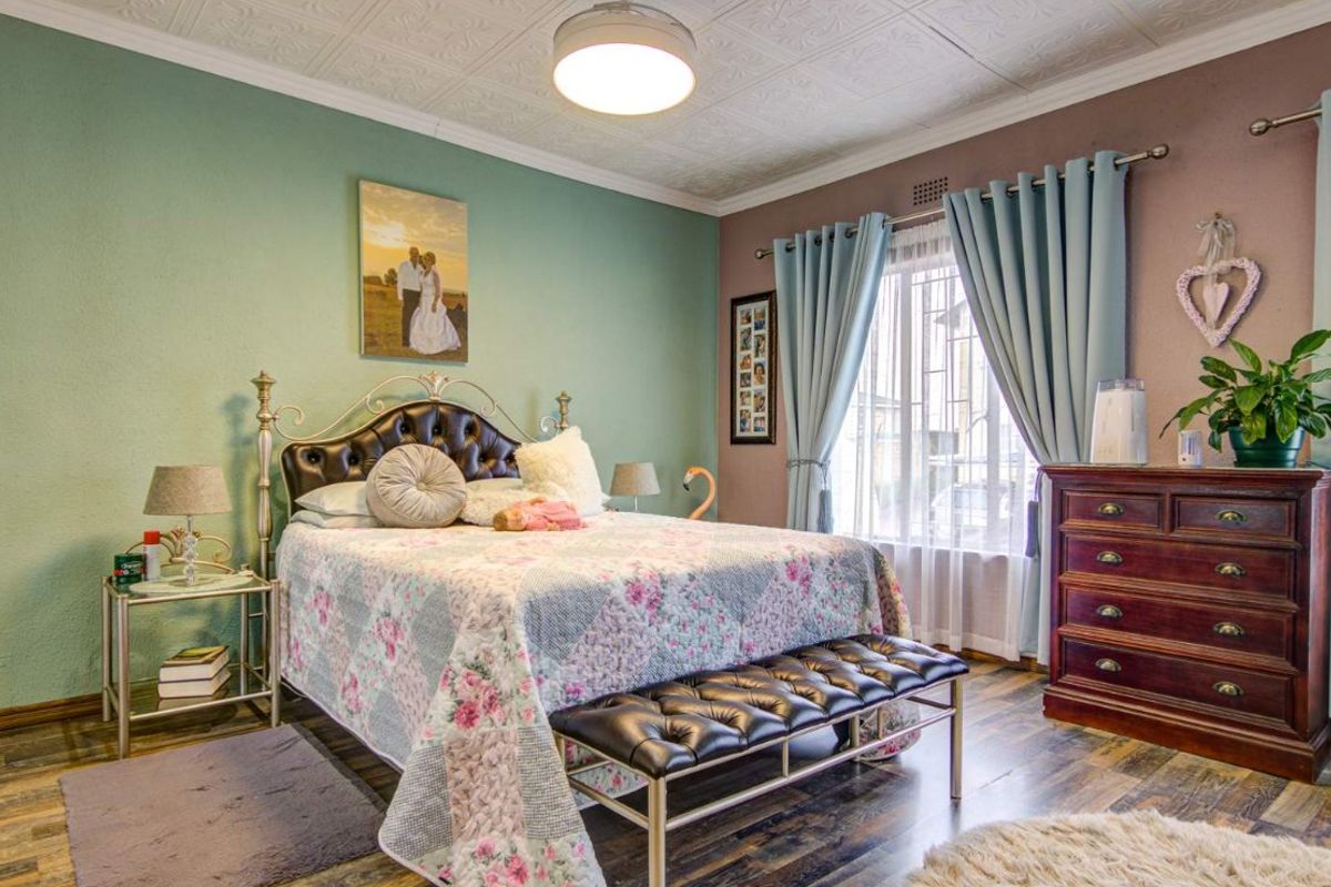 Modern 2-Bedroom Home with Double Garage and Fibre Internet - Photo 4