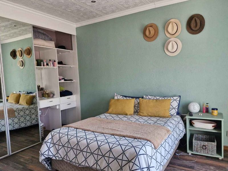 Modern 2-Bedroom Home with Double Garage and Fibre Internet - Photo 5