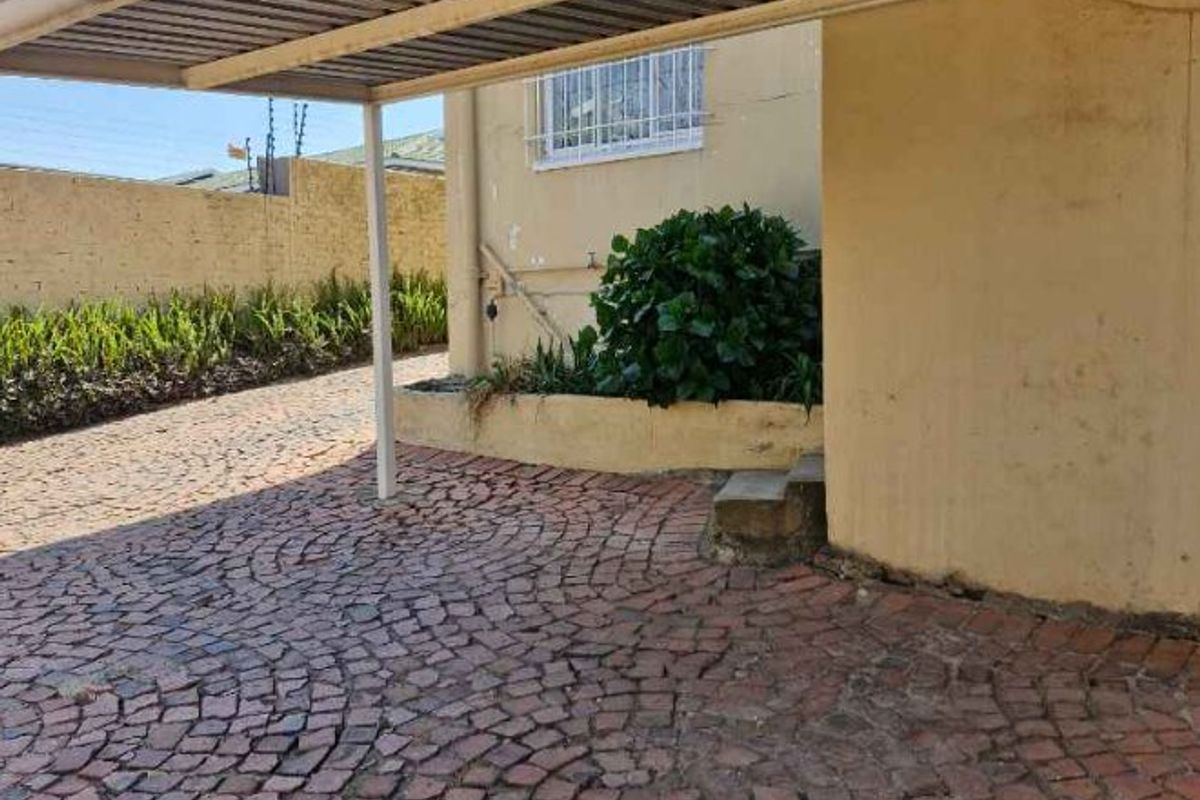 Modern 2-Bedroom Home with Double Garage and Fibre Internet - Photo 2