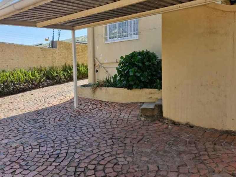 Modern 2-Bedroom Home with Double Garage and Fibre Internet - Photo 2