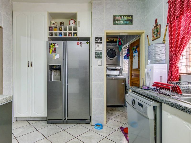 Modern 2-Bedroom Home with Double Garage and Fibre Internet - Photo 10