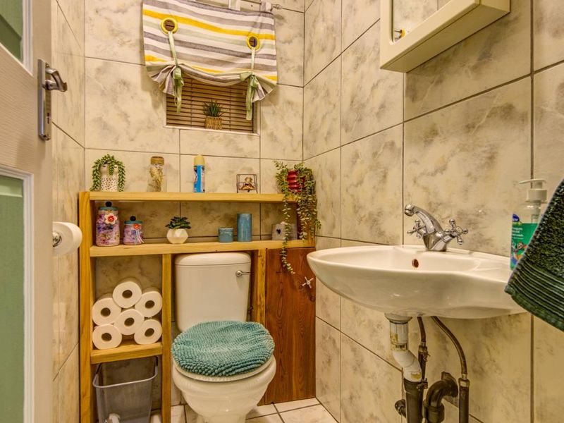 Modern 2-Bedroom Home with Double Garage and Fibre Internet - Photo 9