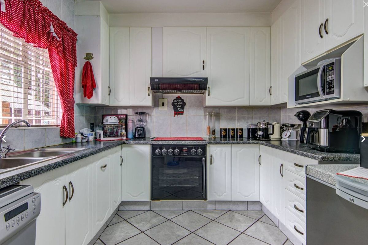 Modern 2-Bedroom Home with Double Garage and Fibre Internet - Photo 3