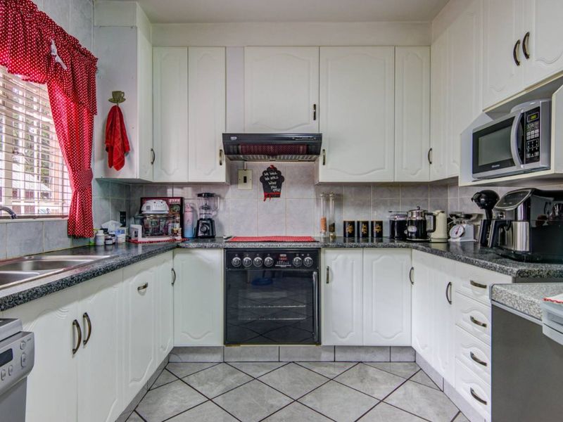 Modern 2-Bedroom Home with Double Garage and Fibre Internet - Photo 3