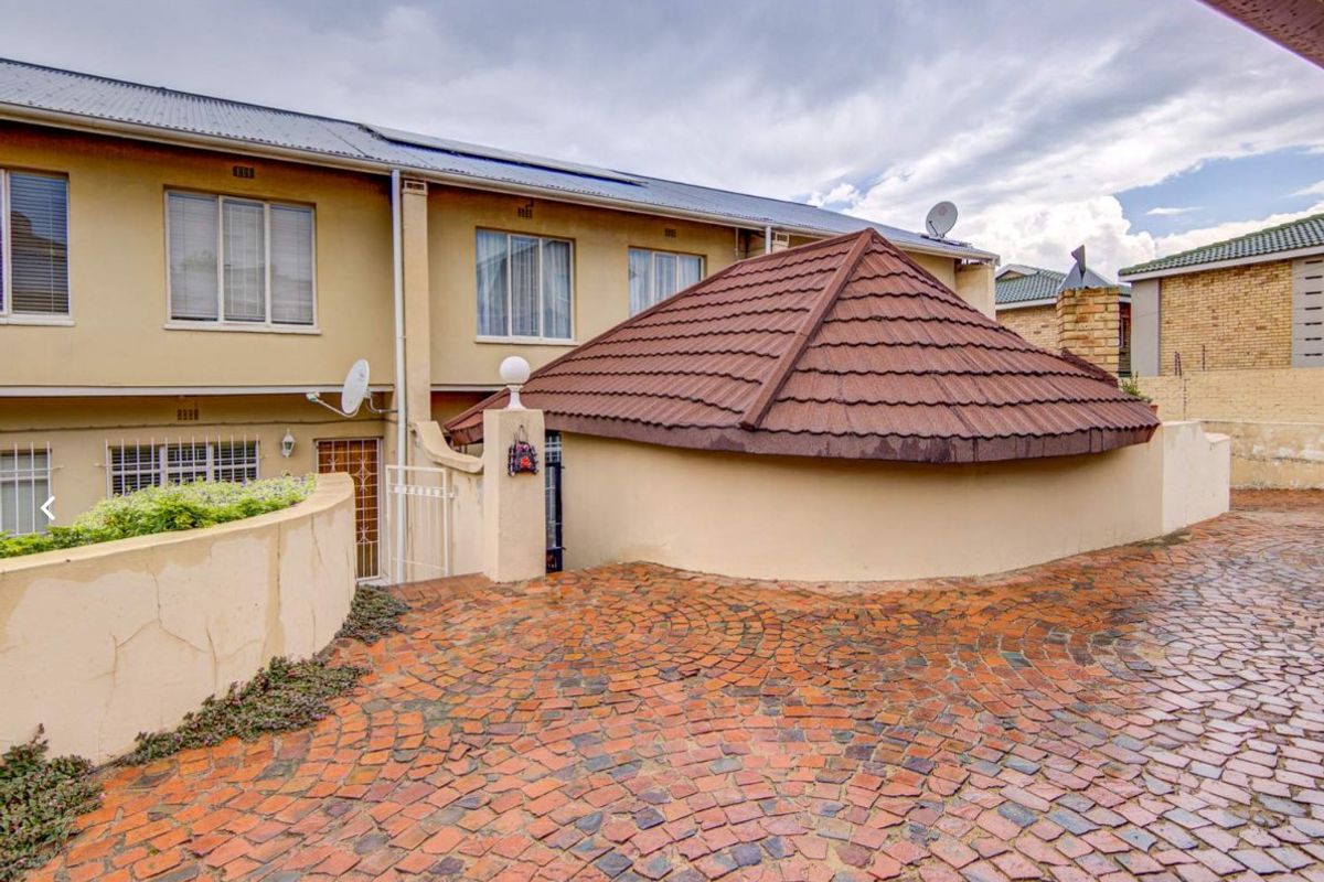 Modern 2-Bedroom Home with Double Garage and Fibre Internet - Photo 2