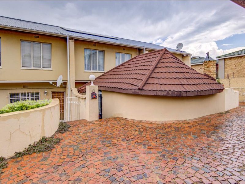 Modern 2-Bedroom Home with Double Garage and Fibre Internet - Photo 2