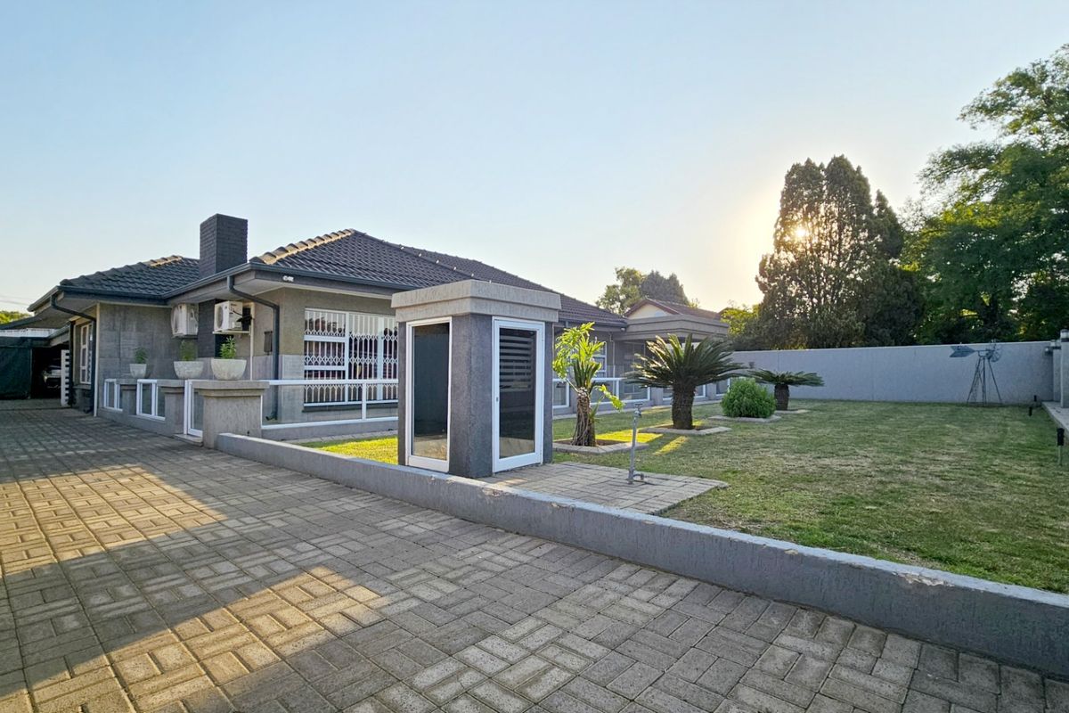 The Ultimate Dream Home, Luxury, Entertainment, and Tranquility Redefined. - Photo 3