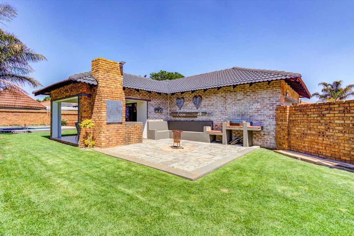 Elegant Family Home with Pool and Double Garage - Photo 3