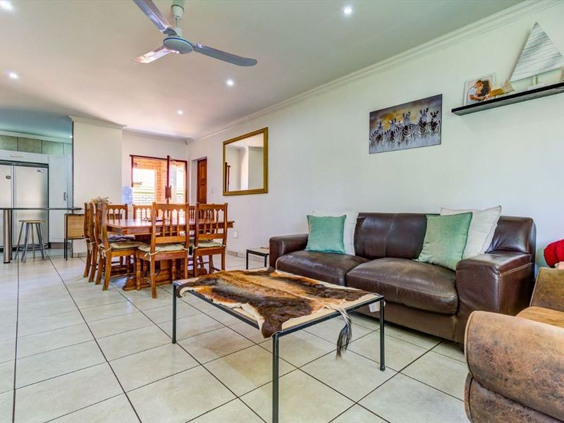 Elegant Family Home with Pool and Double Garage - Photo 2