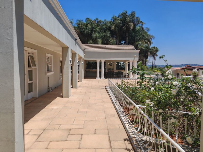 4 Bedroom House for sale in Bedfordview. - Photo 4