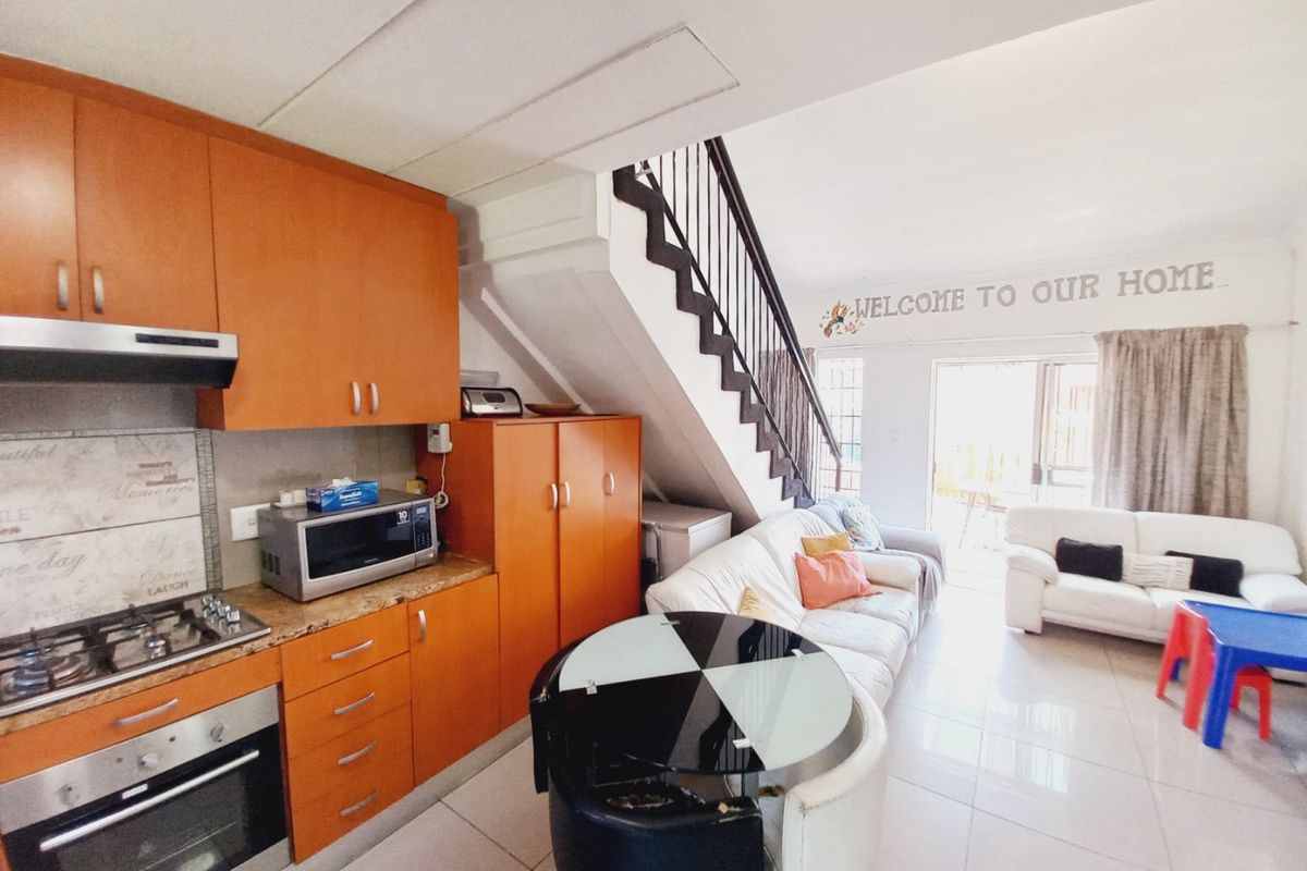 Beautiful Modern Ground Floor Unit Offering Space, Style, and Pet-Friendly Living - Photo 5